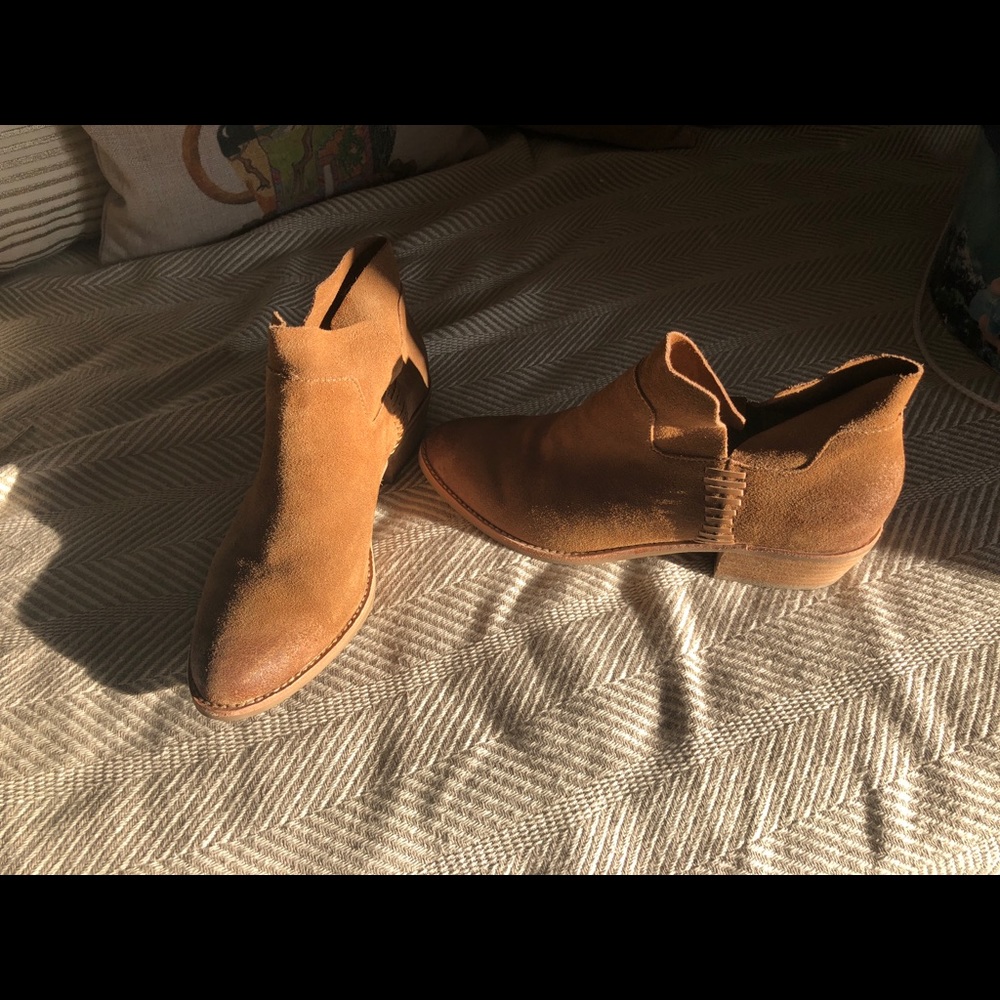 Dolce Vita tan suede shoe boot - size 8
